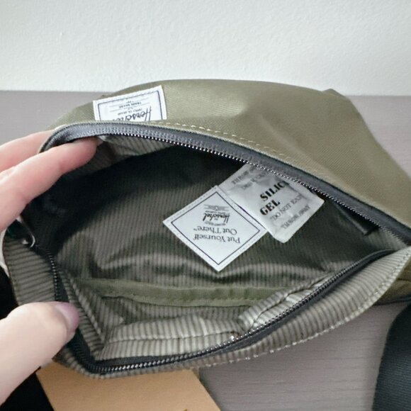 Herschel Classic Hip Pack - 1L New with tags! Ivy green bum bag crossbody - Picture 12 of 13